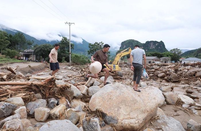 Nước lũ rút và trời đã ngớt mưa, người dân trở về nhà. Ảnh: Quý Trung - TTXVN