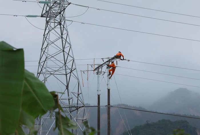 Công ty Điện lực Lai Châu huy động cán bộ, công nhân kỹ thuật, phương tiện máy móc, trang thiết bị tập trung khắc phục hệ thống lưới điện. Ảnh: Quý Trung - TTXVN