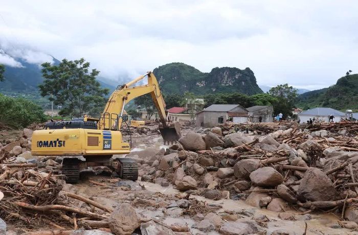 Sở Xây dựng phối hợp với Ban 2, Bộ Xây dựng tập trung nhân lực, phương tiện, máy móc, nguyên vật liệu gấp rút thông tuyến nhanh nhất, tránh ùn tắc trên Quốc lộ 32 đoạn qua xã Mường Than. Ảnh: Quý Trung - TTXVN