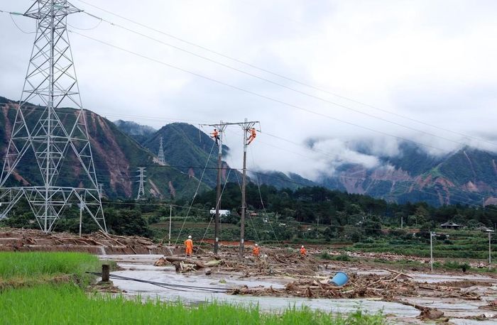 Công ty Điện lực Lai Châu huy động cán bộ, công nhân tập trung khắc phục hệ thống lưới điện. Ảnh: Quý Trung - TTXVN