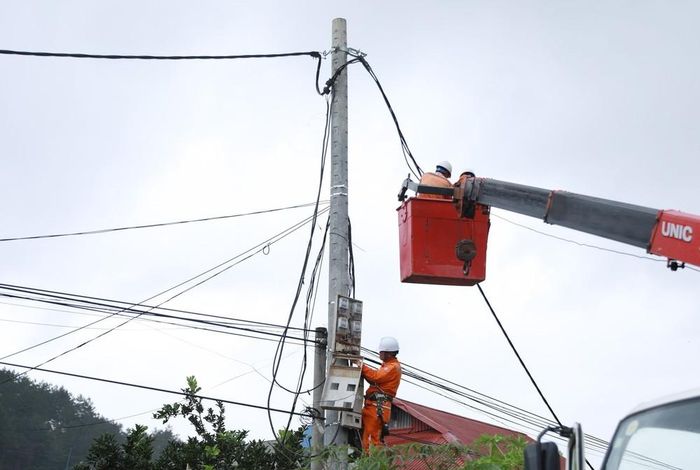 Công ty Điện lực Lai Châu huy động cán bộ, công nhân kỹ thuật, phương tiện máy móc, trang thiết bị tập trung khắc phục hệ thống lưới điện. Ảnh: Quý Trung - TTXVN