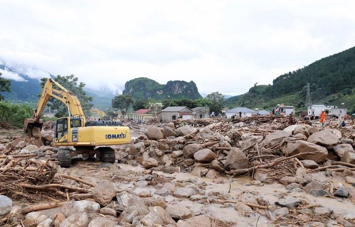 Sở Xây dựng phối hợp với Ban 2, Bộ Xây dựng tập trung nhân lực, phương tiện, máy móc, nguyên vật liệu gấp rút thông tuyến nhanh nhất, tránh ùn tắc trên Quốc lộ 32 đoạn qua xã Mường Than. Ảnh: Quý Trung - TTXVN