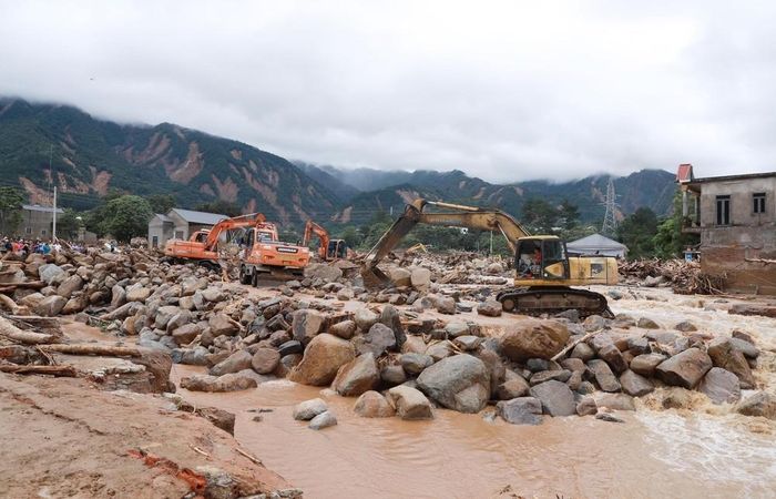 Sở Xây dựng phối hợp với Ban 2, Bộ Xây dựng tập trung nhân lực, phương tiện, máy móc, nguyên vật liệu gấp rút thông tuyến nhanh nhất, tránh ùn tắc trên Quốc lộ 32 đoạn qua xã Mường Than. Ảnh: Quý Trung - TTXVN