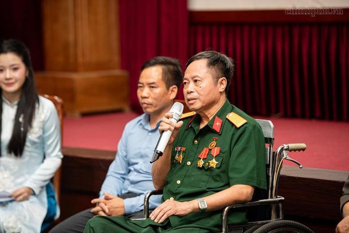 Khoảnh khắc giao lưu, gặp gỡ giữa những cựu chiến binh từng đi qua chiến tranh với các bạn trẻ sinh ra trong hòa bình. Ảnh: VGP