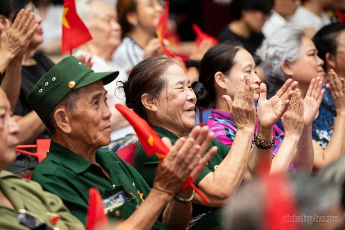 Các bác cựu chiến binh hào hứng giao lưu và theo dõi bộ phim "Trên chiếc xe lăn" do Hãng phim Tài liệu và Khoa học Trung ương sản xuất. Ảnh: VGP