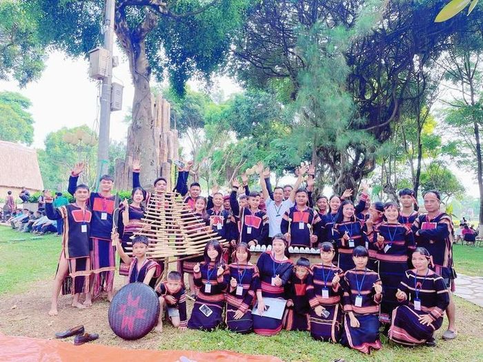 Chương trình Cồng chiêng cuối tuần do Đội nghệ nhân Jrai buôn Chơ Ma, xã Ia Pa thực hiện tại Quảng trường Đại đoàn kết, phường Pleiku - Ảnh: Sở VHTTDL