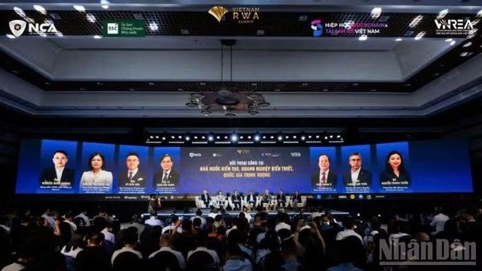 Đại diện cơ quan quản lý, chuyên gia và doanh nghiệp tại phiên thảo luận “Đối thoại công-tư: Nhà nước kiến tạo, doanh nghiệp kiến thiết, quốc gia thịnh vượng”. (Ảnh: HNV)