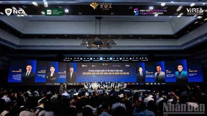 Đại diện các tổ chức trong nước và quốc tế tại phiên thảo luận “Từ kinh nghiệm quốc tế tới thực tế Việt Nam: Cân bằng giữa đổi mới sáng tạo và quản trị rủi ro”. (Ảnh: HNV)