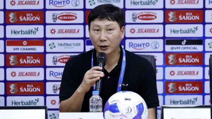 Huấn luyện viên Kim Sang Sik tại buổi họp báo sau trận đấu. (Ảnh: VFF)