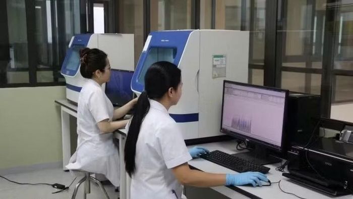 Cán bộ, kỹ thuật viên Khoa Xét nghiệm sinh học, Viện Pháp y Quân đội thực hiện quy trình giám định ADN hài cốt liệt sĩ. (Ảnh: THẾ ĐẠI)