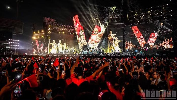 Concert quốc gia "Tổ quốc trong tim" do Báo Nhân Dân phối hợp Ủy ban nhân dân thành phố Hà Nội và SunBright tổ chức ngày 10/8/2025 thu hút hơn 50 nghìn khán giả. (Ảnh: THÀNH ĐẠT)