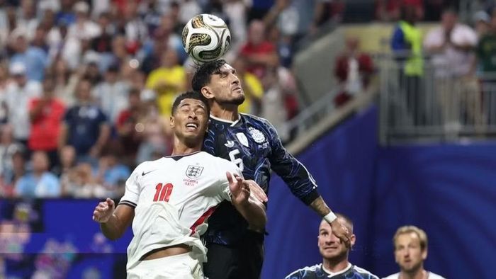 Trận bán kết Argentina (áo xanh) thắng Anh 2-1. (Ảnh: TÂN HOA XÃ)