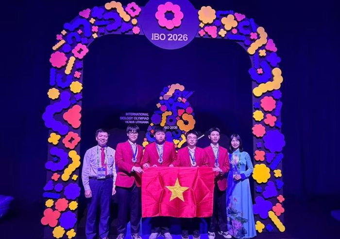 Đội tuyển quốc gia Việt Nam tham dự IBO 2026 (từ trái qua phải ảnh): Phó Giáo sư, Tiến sĩ Đinh Đoàn Long (Trưởng đoàn); các học sinh: Thân Đức Chính (Trường THPT chuyên Bắc Giang, tỉnh Bắc Ninh), Nguyễn Thành An (Trường THPT chuyên Khoa học Tự nhiên), Nguyễn Lương Thái Duy (Trường THPT chuyên Hà Nội – Amsterdam, Hà Nội), Phùng Quang Hưng (Trường THPT chuyên Bắc Giang, tỉnh Bắc Ninh); Phó Giáo sư, Tiến sĩ Lê Thị Phương Hoa (Phó Trưởng đoàn).