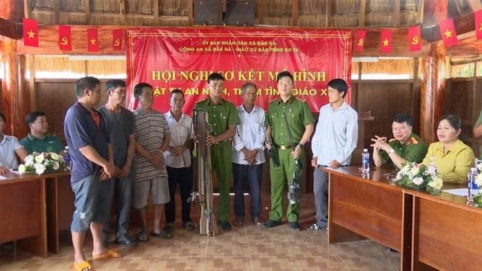 Lực lượng Công an xã Đăk Hà vận động giáo dân giao nộp công cụ hỗ trợ, vũ khí, vật liệu nổ qua mô hình “Trật tự an ninh, thắm tình giáo xứ”. (Ảnh: QUANG HƯNG)
