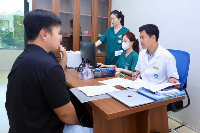 Bác sĩ đang tư vấn cho các gia đình.