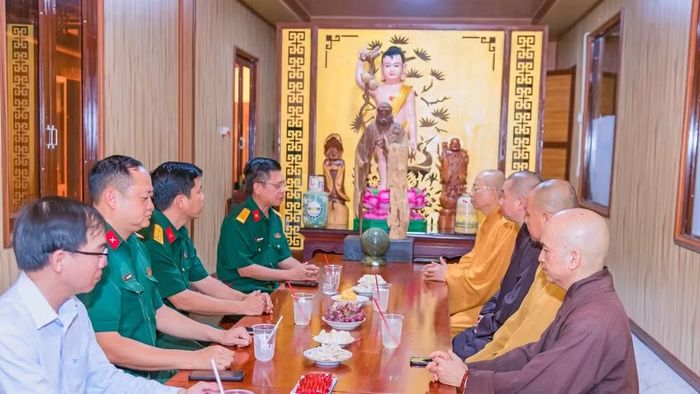 Bộ Chỉ huy quân sự thành phố Đồng Nai làm việc với Ban Trị sự Giáo hội Phật giáo Việt Nam thành phố Đồng Nai thống nhất tổ chức Lễ cầu siêu cho các Anh hùng liệt sĩ tại xã Minh Đức.