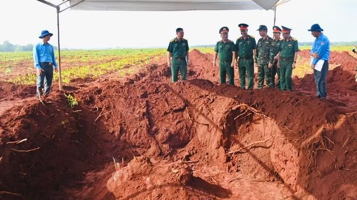 Lãnh đạo Quân khu 7 và Bộ Chỉ huy quân sự thành phố Đồng Nai kiểm tra khu vực tìm kiếm hài cốt liệt sĩ ở xã Minh Đức.