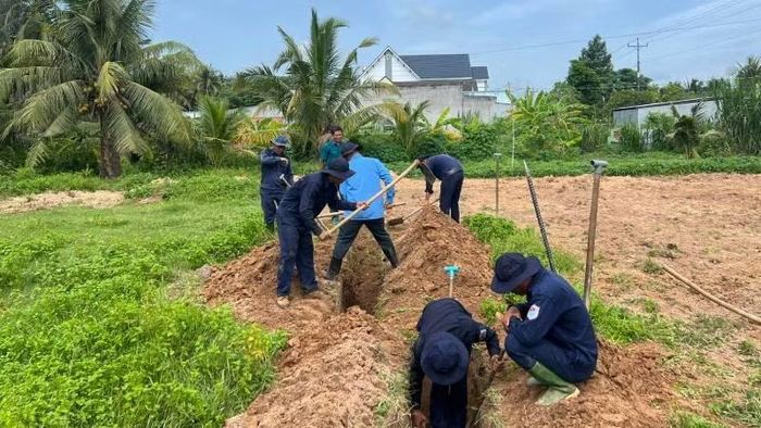 Các lực lượng đang khẩn trương tìm kiếm, quy tập hài cốt liệt sĩ tại ấp Tân Hòa, xã Tân Thành Bình, tỉnh Vĩnh Long.
