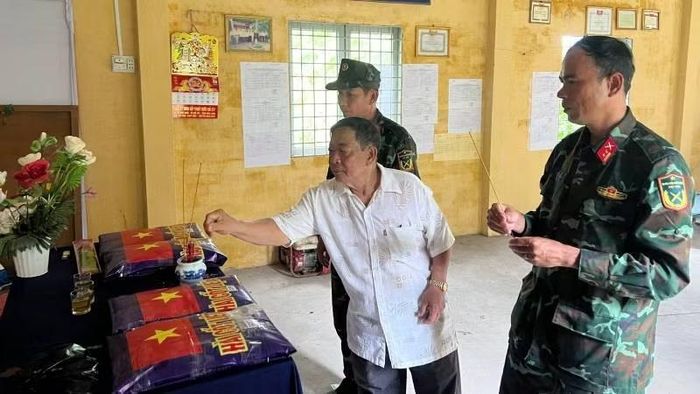 Các lực lượng đã tìm kiếm được bốn hài cốt liệt sĩ tại nghĩa trang tạm ấp Tân Hòa, xã Tân Thành Bình.