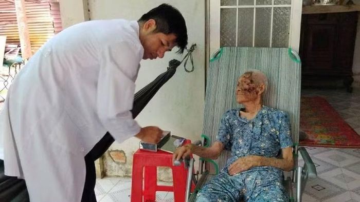 Cơ quan chức năng tiến hành lấy mẫu sinh phẩm ADN của thân nhân liệt sĩ.