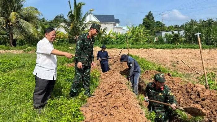 Nhân chứng Lê Văn Huệ cung cấp nguồn tin còn khoảng 10 hài cốt liệt sĩ tại nghĩa trang tạm ấp Tân Hòa, xã Tân Thành Bình.