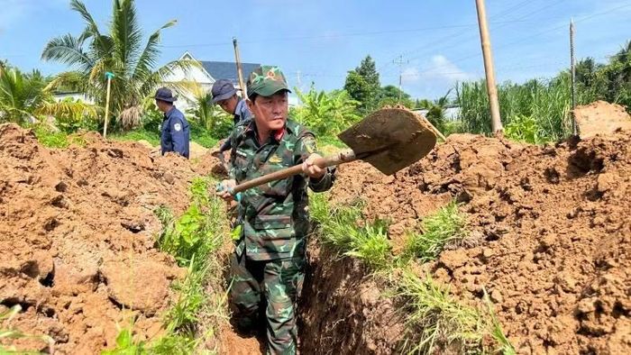 Các lực lượng đang khẩn trương tìm kiếm, cất bốc hài cốt liệt sĩ.