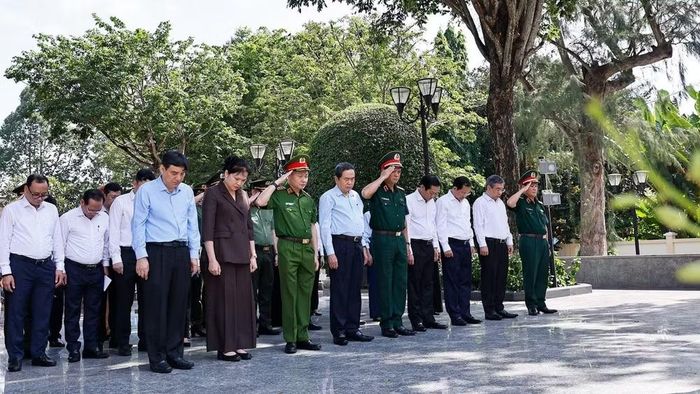 Chủ tịch Quốc hội Trần Thanh Mẫn dâng hương, dâng hoa tại Công viên Tượng đài, Nhà lưu niệm Anh hùng liệt sĩ Võ Thị Sáu. (Ảnh: Doãn Tấn/TTXVN)