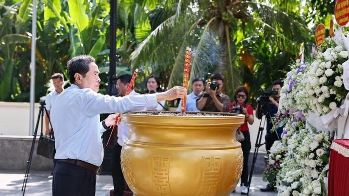 Chủ tịch Quốc hội Trần Thanh Mẫn dâng hương, hoa tại Công viên Tượng đài, Nhà lưu niệm Anh hùng liệt sĩ Võ Thị Sáu. (Ảnh: Doãn Tấn/TTXVN)