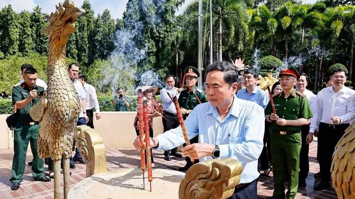 Chủ tịch Quốc hội Trần Thanh Mẫn dâng hương, dâng hoa tại Nghĩa trang Liệt sĩ Long Điền Đất Đỏ. (Ảnh: Doãn Tấn/TTXVN)