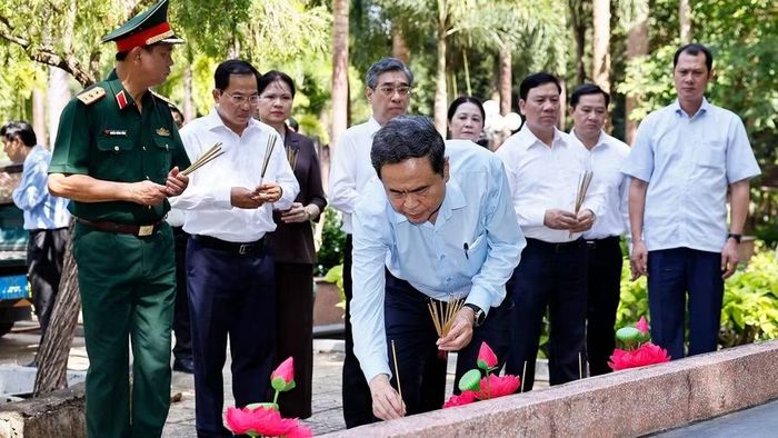 Chủ tịch Quốc hội Trần Thanh Mẫn dâng hương, dâng hoa tại Nghĩa trang Liệt sĩ Long Điền Đất Đỏ. (Ảnh: Doãn Tấn/TTXVN)