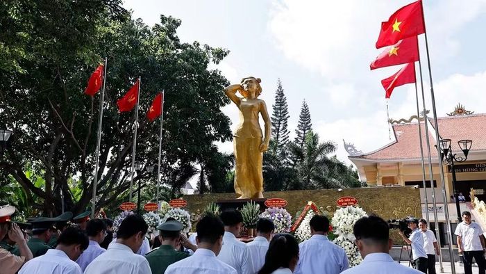 Chủ tịch Quốc hội Trần Thanh Mẫn dâng hương, dâng hoa tại Công viên Tượng đài, Nhà lưu niệm Anh hùng liệt sĩ Võ Thị Sáu. (Ảnh: Doãn Tấn/TTXVN)