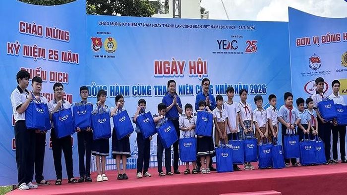 Đại diện Ban tổ chức Ngày hội trao tặng quà hỗ trợ những thiếu nhi là con em thanh niên công nhân có hoàn cảnh khó khăn trên địa bàn phường Bình Trưng.