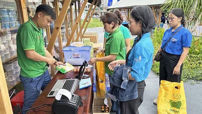 Thanh niên công nhân sử dụng phiếu quà tặng để mua hàng tiêu dùng thiết yếu được bình ổn giá tại Ngày hội.