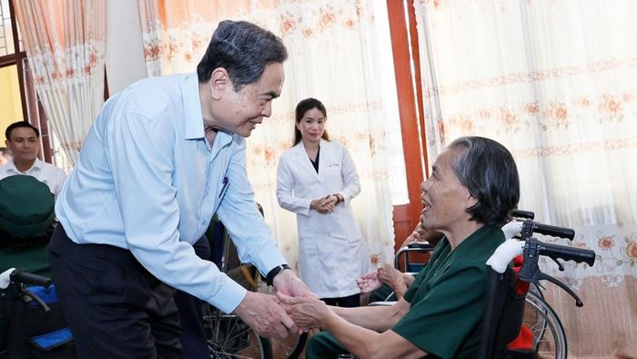 Chủ tịch Quốc hội Trần Thanh Mẫn với thương binh tại Trung tâm Điều dưỡng Thương binh và Người có công Long Đất ở ấp Hải Sơn, xã Long Hải, Thành phố Hồ Chí Minh. (Ảnh: Doãn Tấn/TTXVN)