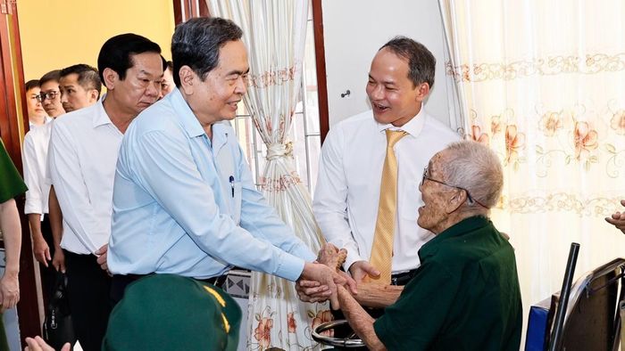 Chủ tịch Quốc hội Trần Thanh Mẫn với thương binh tại Trung tâm Điều dưỡng Thương binh và Người có công Long Đất ở ấp Hải Sơn, xã Long Hải, Thành phố Hồ Chí Minh. (Ảnh: Doãn Tấn/TTXVN)