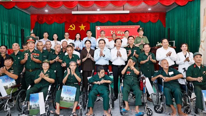 Chủ tịch Quốc hội Trần Thanh Mẫn với đại biểu và thương binh tại Trung tâm Điều dưỡng Thương binh và Người có công Long Đất ở ấp Hải Sơn, xã Long Hải, Thành phố Hồ Chí Minh. (Ảnh: Doãn Tấn/TTXVN)