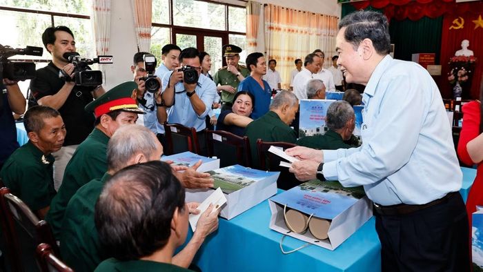 Chủ tịch Quốc hội Trần Thanh Mẫn tặng quà thương binh tại Trung tâm Điều dưỡng Thương binh và Người có công Long Đất ở ấp Hải Sơn, xã Long Hải, Thành phố Hồ Chí Minh. (Ảnh: Doãn Tấn/TTXVN)
