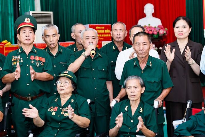 Thương binh tại Trung tâm hát tặng Chủ tịch Quốc hội Trần Thanh Mẫn và Đoàn công tác. (Ảnh: Doãn Tấn/TTXVN)