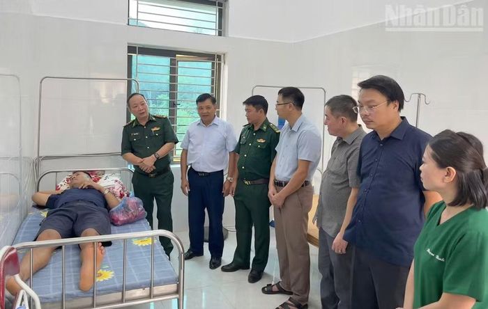 Đồng chí Phạm Thái Hòa cùng các đơn vị, cấp ủy, chính quyền xã Lóng Sập thăm hỏi, động viên Thiếu tá Tống Duy Tân.
