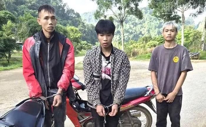 Ba đối tượng vận chuyển trái phép 1.200 viên ma túy tổng hợp đã bị lực lượng Bộ đội Biên phòng Đồn Chiềng On bắt giữ.