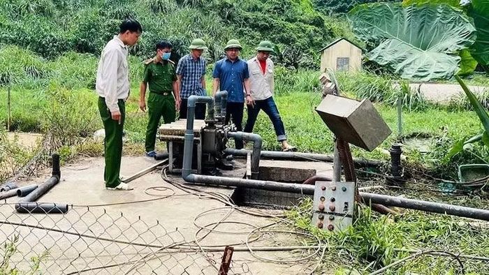 Lực lượng chức năng kiểm tra hiện trường khu vực xảy ra tai nạn lao động.