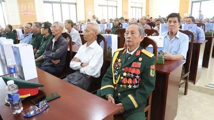 Các cán bộ tiền khởi nghĩa, các thương binh, bệnh binh, thân nhân liệt sĩ và người có công với cách mạng trên địa bàn các xã Ea Wer, Ea Nuôl và xã Buôn Đôn dự chương trình.