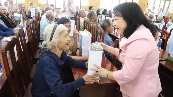 Đồng chí Cao Thị Hòa An, Ủy viên Trung ương Đảng, Phó Bí thư Thường trực Tỉnh ủy, Chủ tịch Hội đồng nhân dân tỉnh Đắk Lắk thăm hỏi và trao tặng các suất quà tri ân cho các thương binh, bệnh binh, người có công với cách mạng tại chương trình.