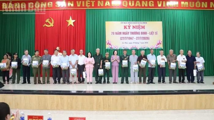 Phó Chủ tịch Quốc hội Nguyễn Thị Thanh và đồng chí Cao Thị Hòa An, Ủy viên Trung ương Đảng, Phó Bí thư Thường trực Tỉnh ủy, Chủ tịch Hội đồng nhân dân tỉnh Đắk Lắk trao tặng các suất quà tri ân cho các cán bộ tiền khởi nghĩa, các thương binh, bệnh binh, thân nhân liệt sĩ và người có công với cách mạng trên địa bàn các xã Ea Wer, Ea Nuôl và xã Buôn Đôn.
