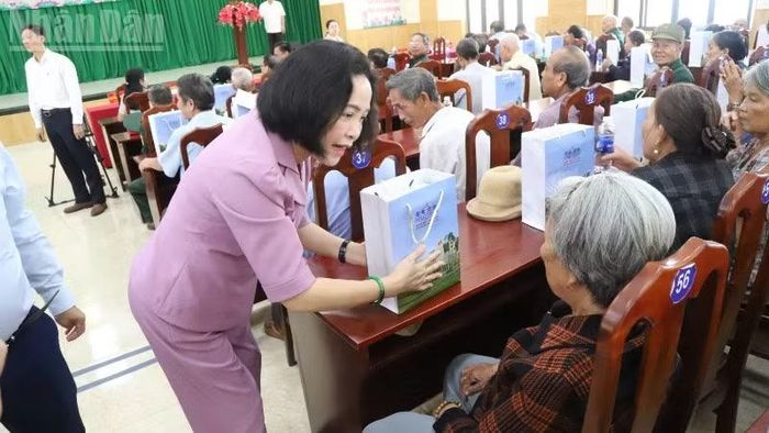 Phó Chủ tịch Quốc hội Nguyễn Thị Thanh thăm hỏi các thương binh, bệnh binh, thân nhân liệt sĩ và người có công với cách mạng.