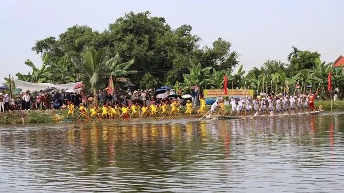 Môn đua thuyền chải góp phần khẳng định truyền thống đoàn kết của cư dân vùng đảo Hà Nam.