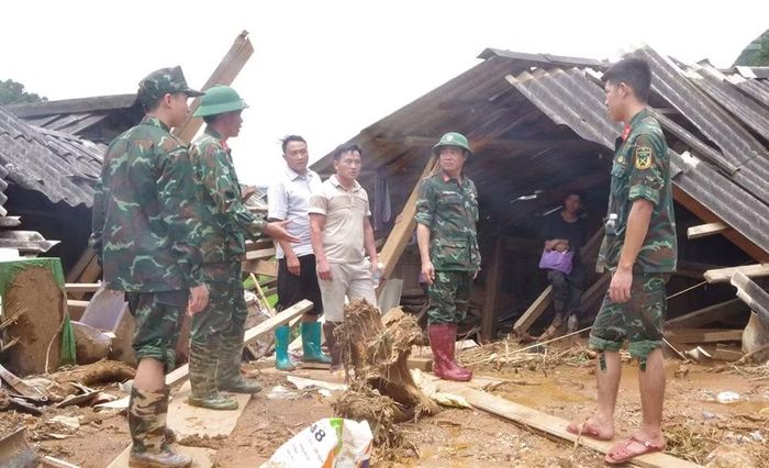 Rất nhiều nhà của người dân tại các bản của xã Ngọc Chiến phải di dời khẩn cấp.