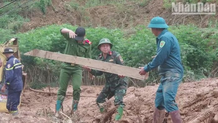 Cán bộ, chiến sĩ lực lượng vũ trang xã Ngọc Chiến, tỉnh Sơn La giúp người dân bản Lọng Cang, xã Ngọc Chiến khắc phục hậu quả sau mưa lũ.
