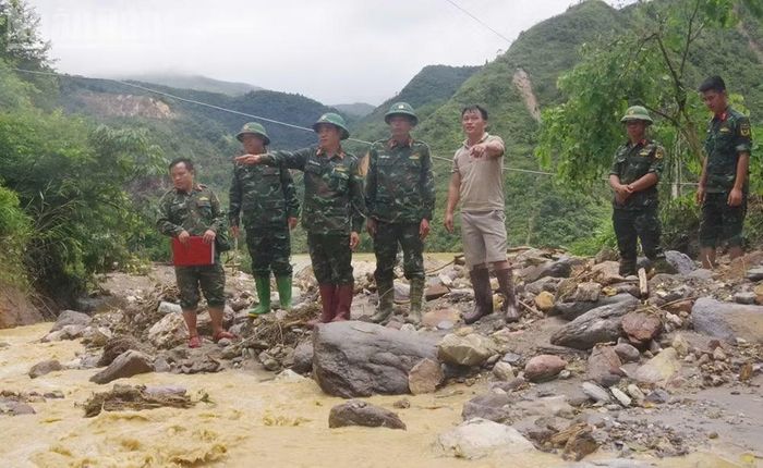 Cán bộ, chiến sĩ thuộc Bộ Chỉ huy quân sự tỉnh Sơn La phải di chuyển bộ vào xã Ngọc Chiến để hỗ trợ người dân khắc phục hậu quả do mưa lũ.