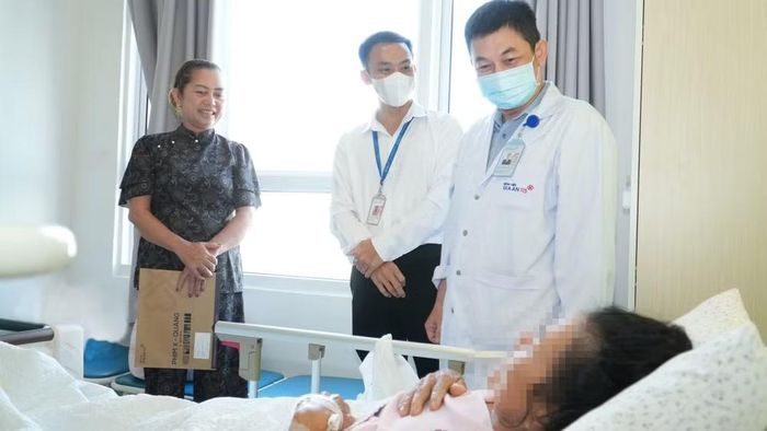 Bác sĩ Nguyễn Thanh Tâm thăm khám bệnh nhân.